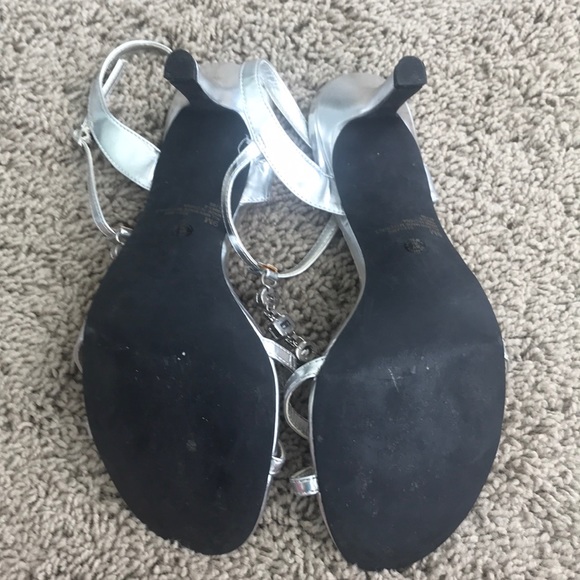 Jacqueline Ferrar Silver Heels size 9 - Picture 5 of 6